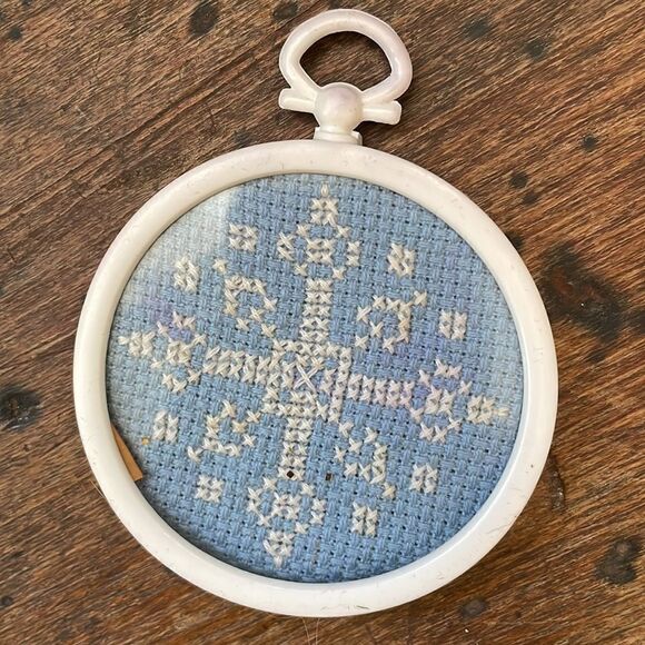 Set of 4 vintage cross stitch white snowflakes Christmas ornaments - Picture 5 of 6